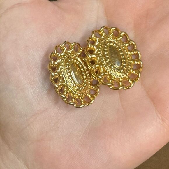 Sarah Coventry Gold Toned Oval Ornate Clip On Earrings - Picture 2 of 7